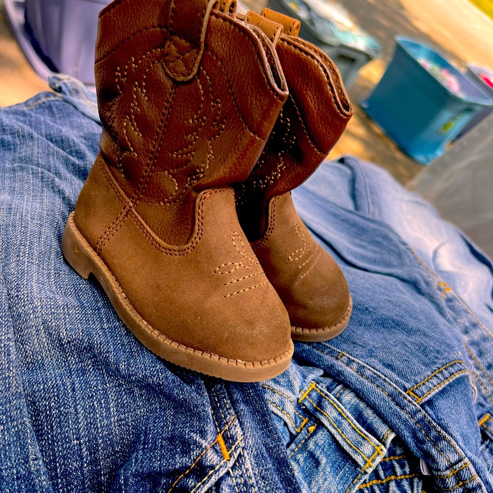Toddler boots size 5.